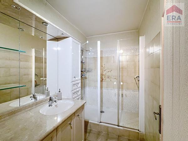 EXCLUSIVITE !  A vendre  AIX SUD grand T3/4 à rénover  en deuxième étage  expo Sud