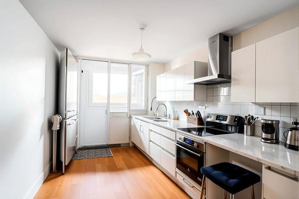 EXCLUSIVITE !  A vendre  AIX SUD grand T3/4 à rénover  en deuxième étage  expo Sud