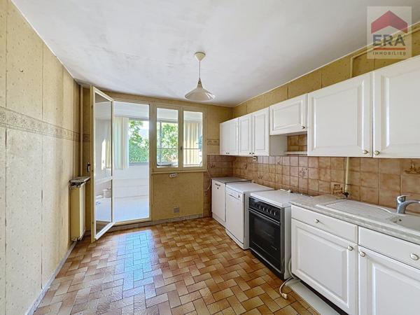 EXCLUSIVITE !  A vendre  AIX SUD grand T3/4 à rénover  en deuxième étage  expo Sud