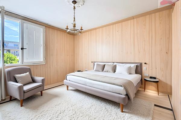 EXCLUSIVITE !  A vendre  AIX SUD grand T3/4 à rénover  en deuxième étage  expo Sud