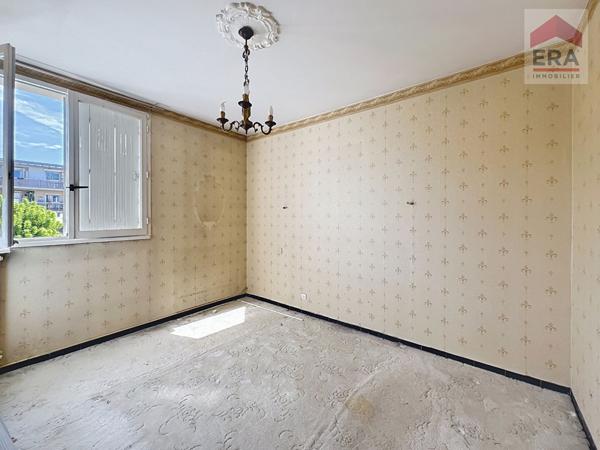 EXCLUSIVITE !  A vendre  AIX SUD grand T3/4 à rénover  en deuxième étage  expo Sud