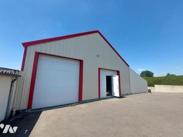 A VENDRE - ATELIER ET 4 GARAGES - COSSE LE VIVIEN 