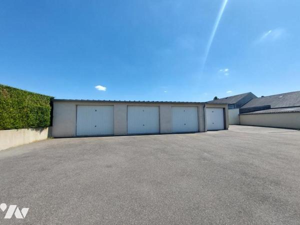 A VENDRE - ATELIER ET 4 GARAGES - COSSE LE VIVIEN 