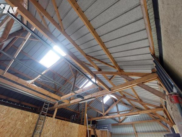 A VENDRE - ATELIER ET 4 GARAGES - COSSE LE VIVIEN 