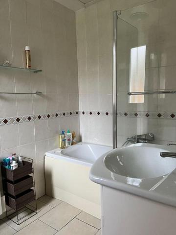 RABODANGES Jolie maison, vue sur lac