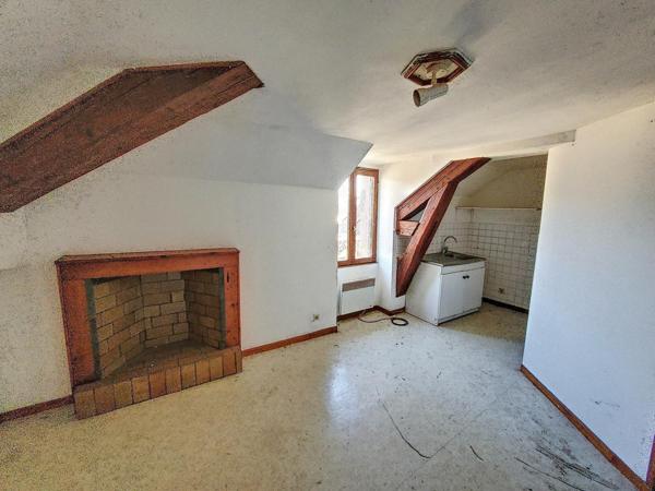 Moirans centre, ensemble de 3 appartements en coproprièté à rénover