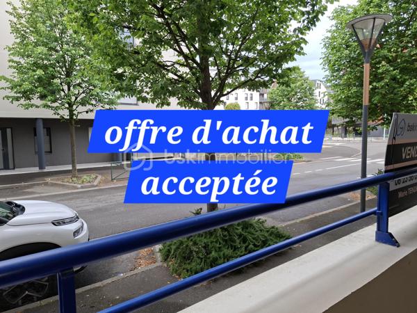 IDEALEMENT situé à 2mns à pied de la gare des Sables d'Olonne, venez découvrir ce T3 en rez de chaussée avec terrasse dans une résidence de standing sécurisée et très bien entretenue. vous bénéficierez d'un cadre de vie exceptionnel: le port; les commerces et le centre ville sont accessibles en moins de 5 mns à pied.
L'appartement en excellent état  et s'articule autour d'un hall d'entrée qui dessert une cuisine équipée et un généreux salon-séjour.
Les deux chambres disposées à l'opposé l'une de l'autre bénéficient chacune de leur propre salle de bain: un confort rare à ce prix!
Les wc avec lave mains sont séparés. 
L'appartement plus le box fermé sont au prix de 325000€
Ce bien constitue une belle opportunité d'investissement dans un quartier prisé.
SES ATOUTS:
*Emplacement idéal
*Quartier prisé
*Ravalement pris en charge par les propriétaires actuels
*Configuration idéale pour de la colocation
*Appartement aux charges raisonnables
*Aucune procédure en cours dans la copropriété
Contactez moi pour planifier une visite.