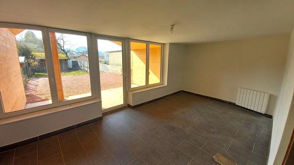 Maison de ville à CHAUFFAILLES - 110 m² avec jardin intérieur.
