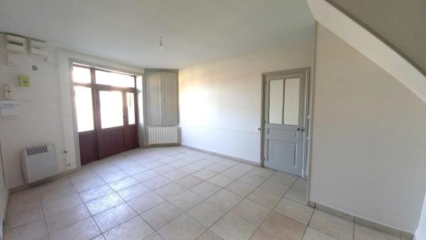 Maison de ville à CHAUFFAILLES - 110 m² avec jardin intérieur.