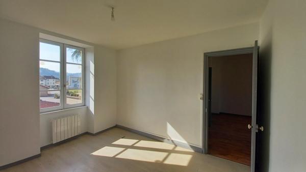 Maison de ville à CHAUFFAILLES - 110 m² avec jardin intérieur.