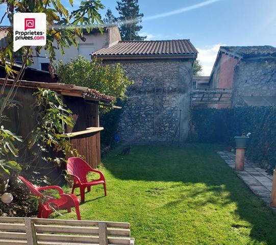 Immeuble en pierre de 156 m² avec local commercial + maison avec jardin