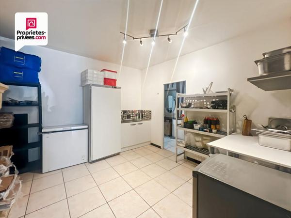 Immeuble en pierre de 156 m² avec local commercial + maison avec jardin