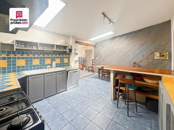 Immeuble en pierre de 156 m² avec local commercial + maison avec jardin