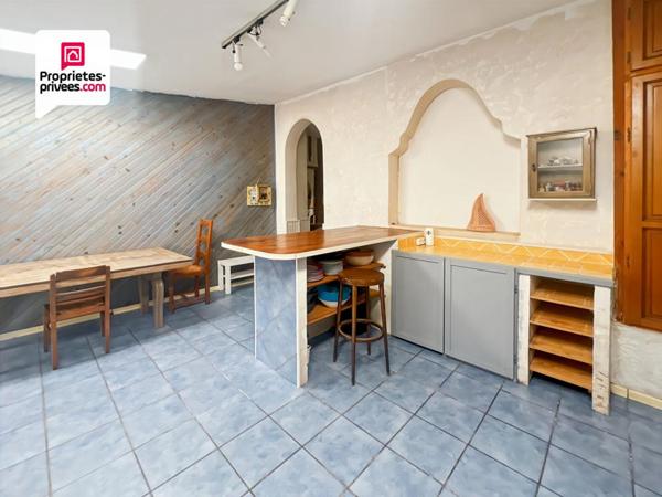 Immeuble en pierre de 156 m² avec local commercial + maison avec jardin