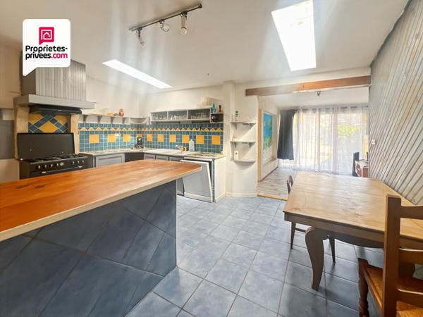 Immeuble en pierre de 156 m² avec local commercial + maison avec jardin