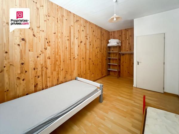 Immeuble en pierre de 156 m² avec local commercial + maison avec jardin