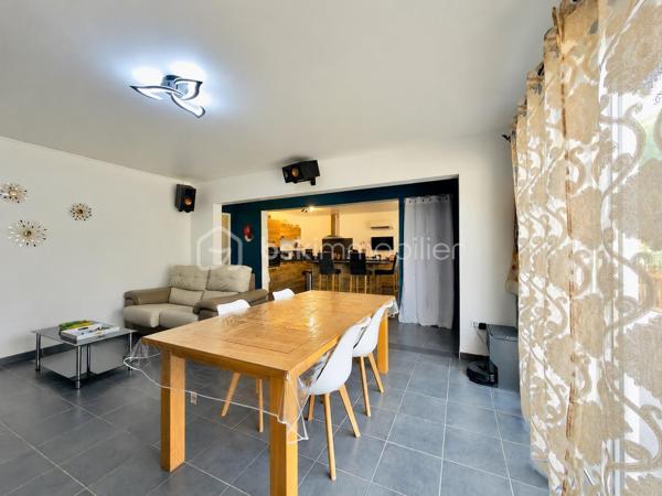 Et si votre prochaine maison vous permettait de conjuguer confort, économies et qualité de vie ?

Sur la commune de Sorgues, venez découvrir cette magnifique maison familiale d'environ 150 m² habitables, entièrement rénovée en 2019, où chaque espace a été pensé pour offrir confort, fonctionnalité et sérénité.

Dès l'entrée, vous serez immédiatement séduits par une vaste pièce de vie traversante, baignée de lumière, ouverte sur une superbe cuisine contemporaine entièrement équipée avec son îlot central. Un espace convivial de plus de 60 m², idéal pour partager des moments en famille ou entre amis.

L'espace nuit se compose de quatre belles chambres, dont une véritable suite parentale avec dressing et salle d'eau privative. Une seconde salle d'eau entièrement rénovée ainsi que deux WC viennent compléter l'ensemble afin d'assurer le confort de toute la famille.

Cette propriété se distingue par des équipements haut de gamme permettant de réduire considérablement les dépenses de fonctionnement.

☀️ Autonomie électrique en journée grâce à une installation photovoltaïque performante permettant également de bénéficier d'un contrat de revente du surplus de production à 0,14 €/kWh.

💧 Autonomie en eau grâce à un forage alimentant l'ensemble de la maison. L'eau est rendue potable grâce à un système complet comprenant trois niveaux de filtration associés à une lampe UV, garantissant une eau de qualité tout en limitant fortement les coûts.

❄️ Confort thermique optimal : chaque pièce de la maison dispose de sa propre unité intérieure de climatisation réversible, permettant un réglage indépendant de la température selon les besoins de chacun, été comme hiver.

Implantée sur un terrain clos et arboré de 1 200 m², cette maison offre de nombreux espaces dédiés à la détente.
Vous profiterez notamment :
_d'une vaste terrasse carrelée et couverte idéale pour les repas en famille ;
_d'un espace détente avec spa ;
_d'une grande piscine hors-sol installée sur terrasse bois, équipée comme une piscine enterrée grâce à sa bonde de fond, sans la fiscalité d'une piscine traditionnelle ;
d'un agréable jardin arboré offrant un cadre de vie paisible.

Côté pratique vous bénéficierez également :
_d'un car-port permettant le stationnement de deux véhicules ;
_d'une borne de recharge pour véhicule électrique ;
_de nombreux espaces de rangement ;
_d'une buanderie fonctionnelle.

Enfin, les combles, reposant sur un plancher béton, offrent un potentiel d'aménagement exceptionnel. Ils permettront facilement la création de plusieurs pièces supplémentaires selon vos envies : chambres, bureau, salle de jeux, salle de cinéma ou espace de télétravail.

Les + de cette maison
✅ Maison entièrement rénovée en 2019
✅ Environ 150 m² habitables
✅ Terrain clos de 1 200 m²
✅ Grande pièce de vie avec cuisine ouverte
✅ 4 chambres dont une suite parentale
✅ Deux salles d'eau
✅ Climatisation réversible avec une unité intérieure dans chaque pièce
✅ Panneaux photovoltaïques avec revente du surplus
✅ Maison autonome en eau grâce au forage et au système complet de potabilisation
✅ Terrasse couverte
✅ Spa
✅ Piscine
✅ Car-port avec borne de recharge pour véhicule électrique
✅ Combles aménageables avec plancher béton

Rare sur le secteur, cette propriété séduira les familles recherchant une maison clé en main, offrant de généreux volumes, des prestations de qualité, une excellente maîtrise des coûts énergétiques et un véritable potentiel d'évolution.
Une visite vous permettra de découvrir tout ce que cette maison a à offrir. N'attendez plus pour venir la découvrir !