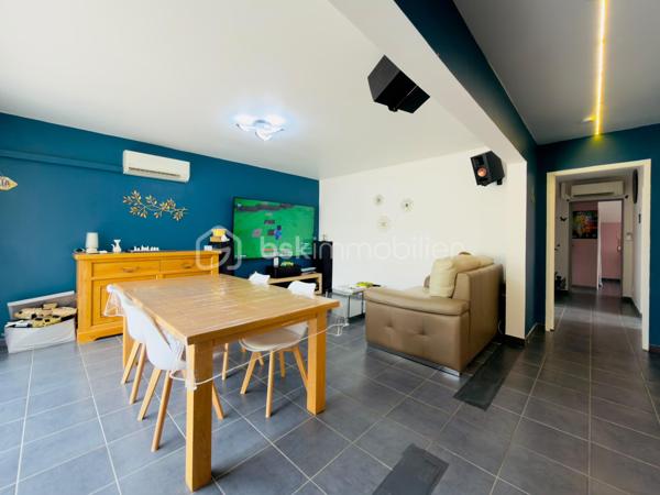 Et si votre prochaine maison vous permettait de conjuguer confort, économies et qualité de vie ?

Sur la commune de Sorgues, venez découvrir cette magnifique maison familiale d'environ 150 m² habitables, entièrement rénovée en 2019, où chaque espace a été pensé pour offrir confort, fonctionnalité et sérénité.

Dès l'entrée, vous serez immédiatement séduits par une vaste pièce de vie traversante, baignée de lumière, ouverte sur une superbe cuisine contemporaine entièrement équipée avec son îlot central. Un espace convivial de plus de 60 m², idéal pour partager des moments en famille ou entre amis.

L'espace nuit se compose de quatre belles chambres, dont une véritable suite parentale avec dressing et salle d'eau privative. Une seconde salle d'eau entièrement rénovée ainsi que deux WC viennent compléter l'ensemble afin d'assurer le confort de toute la famille.

Cette propriété se distingue par des équipements haut de gamme permettant de réduire considérablement les dépenses de fonctionnement.

☀️ Autonomie électrique en journée grâce à une installation photovoltaïque performante permettant également de bénéficier d'un contrat de revente du surplus de production à 0,14 €/kWh.

💧 Autonomie en eau grâce à un forage alimentant l'ensemble de la maison. L'eau est rendue potable grâce à un système complet comprenant trois niveaux de filtration associés à une lampe UV, garantissant une eau de qualité tout en limitant fortement les coûts.

❄️ Confort thermique optimal : chaque pièce de la maison dispose de sa propre unité intérieure de climatisation réversible, permettant un réglage indépendant de la température selon les besoins de chacun, été comme hiver.

Implantée sur un terrain clos et arboré de 1 200 m², cette maison offre de nombreux espaces dédiés à la détente.
Vous profiterez notamment :
_d'une vaste terrasse carrelée et couverte idéale pour les repas en famille ;
_d'un espace détente avec spa ;
_d'une grande piscine hors-sol installée sur terrasse bois, équipée comme une piscine enterrée grâce à sa bonde de fond, sans la fiscalité d'une piscine traditionnelle ;
d'un agréable jardin arboré offrant un cadre de vie paisible.

Côté pratique vous bénéficierez également :
_d'un car-port permettant le stationnement de deux véhicules ;
_d'une borne de recharge pour véhicule électrique ;
_de nombreux espaces de rangement ;
_d'une buanderie fonctionnelle.

Enfin, les combles, reposant sur un plancher béton, offrent un potentiel d'aménagement exceptionnel. Ils permettront facilement la création de plusieurs pièces supplémentaires selon vos envies : chambres, bureau, salle de jeux, salle de cinéma ou espace de télétravail.

Les + de cette maison
✅ Maison entièrement rénovée en 2019
✅ Environ 150 m² habitables
✅ Terrain clos de 1 200 m²
✅ Grande pièce de vie avec cuisine ouverte
✅ 4 chambres dont une suite parentale
✅ Deux salles d'eau
✅ Climatisation réversible avec une unité intérieure dans chaque pièce
✅ Panneaux photovoltaïques avec revente du surplus
✅ Maison autonome en eau grâce au forage et au système complet de potabilisation
✅ Terrasse couverte
✅ Spa
✅ Piscine
✅ Car-port avec borne de recharge pour véhicule électrique
✅ Combles aménageables avec plancher béton

Rare sur le secteur, cette propriété séduira les familles recherchant une maison clé en main, offrant de généreux volumes, des prestations de qualité, une excellente maîtrise des coûts énergétiques et un véritable potentiel d'évolution.
Une visite vous permettra de découvrir tout ce que cette maison a à offrir. N'attendez plus pour venir la découvrir !