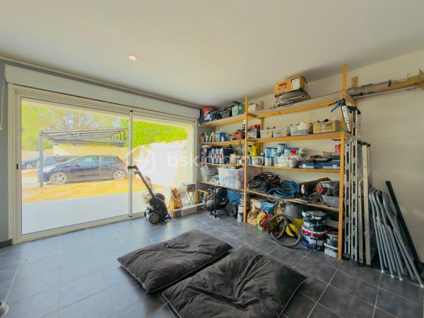 Et si votre prochaine maison vous permettait de conjuguer confort, économies et qualité de vie ?

Sur la commune de Sorgues, venez découvrir cette magnifique maison familiale d'environ 150 m² habitables, entièrement rénovée en 2019, où chaque espace a été pensé pour offrir confort, fonctionnalité et sérénité.

Dès l'entrée, vous serez immédiatement séduits par une vaste pièce de vie traversante, baignée de lumière, ouverte sur une superbe cuisine contemporaine entièrement équipée avec son îlot central. Un espace convivial de plus de 60 m², idéal pour partager des moments en famille ou entre amis.

L'espace nuit se compose de quatre belles chambres, dont une véritable suite parentale avec dressing et salle d'eau privative. Une seconde salle d'eau entièrement rénovée ainsi que deux WC viennent compléter l'ensemble afin d'assurer le confort de toute la famille.

Cette propriété se distingue par des équipements haut de gamme permettant de réduire considérablement les dépenses de fonctionnement.

☀️ Autonomie électrique en journée grâce à une installation photovoltaïque performante permettant également de bénéficier d'un contrat de revente du surplus de production à 0,14 €/kWh.

💧 Autonomie en eau grâce à un forage alimentant l'ensemble de la maison. L'eau est rendue potable grâce à un système complet comprenant trois niveaux de filtration associés à une lampe UV, garantissant une eau de qualité tout en limitant fortement les coûts.

❄️ Confort thermique optimal : chaque pièce de la maison dispose de sa propre unité intérieure de climatisation réversible, permettant un réglage indépendant de la température selon les besoins de chacun, été comme hiver.

Implantée sur un terrain clos et arboré de 1 200 m², cette maison offre de nombreux espaces dédiés à la détente.
Vous profiterez notamment :
_d'une vaste terrasse carrelée et couverte idéale pour les repas en famille ;
_d'un espace détente avec spa ;
_d'une grande piscine hors-sol installée sur terrasse bois, équipée comme une piscine enterrée grâce à sa bonde de fond, sans la fiscalité d'une piscine traditionnelle ;
d'un agréable jardin arboré offrant un cadre de vie paisible.

Côté pratique vous bénéficierez également :
_d'un car-port permettant le stationnement de deux véhicules ;
_d'une borne de recharge pour véhicule électrique ;
_de nombreux espaces de rangement ;
_d'une buanderie fonctionnelle.

Enfin, les combles, reposant sur un plancher béton, offrent un potentiel d'aménagement exceptionnel. Ils permettront facilement la création de plusieurs pièces supplémentaires selon vos envies : chambres, bureau, salle de jeux, salle de cinéma ou espace de télétravail.

Les + de cette maison
✅ Maison entièrement rénovée en 2019
✅ Environ 150 m² habitables
✅ Terrain clos de 1 200 m²
✅ Grande pièce de vie avec cuisine ouverte
✅ 4 chambres dont une suite parentale
✅ Deux salles d'eau
✅ Climatisation réversible avec une unité intérieure dans chaque pièce
✅ Panneaux photovoltaïques avec revente du surplus
✅ Maison autonome en eau grâce au forage et au système complet de potabilisation
✅ Terrasse couverte
✅ Spa
✅ Piscine
✅ Car-port avec borne de recharge pour véhicule électrique
✅ Combles aménageables avec plancher béton

Rare sur le secteur, cette propriété séduira les familles recherchant une maison clé en main, offrant de généreux volumes, des prestations de qualité, une excellente maîtrise des coûts énergétiques et un véritable potentiel d'évolution.
Une visite vous permettra de découvrir tout ce que cette maison a à offrir. N'attendez plus pour venir la découvrir !
