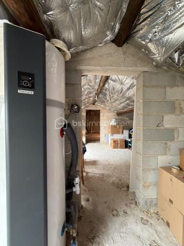 Et si votre prochaine maison vous permettait de conjuguer confort, économies et qualité de vie ?

Sur la commune de Sorgues, venez découvrir cette magnifique maison familiale d'environ 150 m² habitables, entièrement rénovée en 2019, où chaque espace a été pensé pour offrir confort, fonctionnalité et sérénité.

Dès l'entrée, vous serez immédiatement séduits par une vaste pièce de vie traversante, baignée de lumière, ouverte sur une superbe cuisine contemporaine entièrement équipée avec son îlot central. Un espace convivial de plus de 60 m², idéal pour partager des moments en famille ou entre amis.

L'espace nuit se compose de quatre belles chambres, dont une véritable suite parentale avec dressing et salle d'eau privative. Une seconde salle d'eau entièrement rénovée ainsi que deux WC viennent compléter l'ensemble afin d'assurer le confort de toute la famille.

Cette propriété se distingue par des équipements haut de gamme permettant de réduire considérablement les dépenses de fonctionnement.

☀️ Autonomie électrique en journée grâce à une installation photovoltaïque performante permettant également de bénéficier d'un contrat de revente du surplus de production à 0,14 €/kWh.

💧 Autonomie en eau grâce à un forage alimentant l'ensemble de la maison. L'eau est rendue potable grâce à un système complet comprenant trois niveaux de filtration associés à une lampe UV, garantissant une eau de qualité tout en limitant fortement les coûts.

❄️ Confort thermique optimal : chaque pièce de la maison dispose de sa propre unité intérieure de climatisation réversible, permettant un réglage indépendant de la température selon les besoins de chacun, été comme hiver.

Implantée sur un terrain clos et arboré de 1 200 m², cette maison offre de nombreux espaces dédiés à la détente.
Vous profiterez notamment :
_d'une vaste terrasse carrelée et couverte idéale pour les repas en famille ;
_d'un espace détente avec spa ;
_d'une grande piscine hors-sol installée sur terrasse bois, équipée comme une piscine enterrée grâce à sa bonde de fond, sans la fiscalité d'une piscine traditionnelle ;
d'un agréable jardin arboré offrant un cadre de vie paisible.

Côté pratique vous bénéficierez également :
_d'un car-port permettant le stationnement de deux véhicules ;
_d'une borne de recharge pour véhicule électrique ;
_de nombreux espaces de rangement ;
_d'une buanderie fonctionnelle.

Enfin, les combles, reposant sur un plancher béton, offrent un potentiel d'aménagement exceptionnel. Ils permettront facilement la création de plusieurs pièces supplémentaires selon vos envies : chambres, bureau, salle de jeux, salle de cinéma ou espace de télétravail.

Les + de cette maison
✅ Maison entièrement rénovée en 2019
✅ Environ 150 m² habitables
✅ Terrain clos de 1 200 m²
✅ Grande pièce de vie avec cuisine ouverte
✅ 4 chambres dont une suite parentale
✅ Deux salles d'eau
✅ Climatisation réversible avec une unité intérieure dans chaque pièce
✅ Panneaux photovoltaïques avec revente du surplus
✅ Maison autonome en eau grâce au forage et au système complet de potabilisation
✅ Terrasse couverte
✅ Spa
✅ Piscine
✅ Car-port avec borne de recharge pour véhicule électrique
✅ Combles aménageables avec plancher béton

Rare sur le secteur, cette propriété séduira les familles recherchant une maison clé en main, offrant de généreux volumes, des prestations de qualité, une excellente maîtrise des coûts énergétiques et un véritable potentiel d'évolution.
Une visite vous permettra de découvrir tout ce que cette maison a à offrir. N'attendez plus pour venir la découvrir !