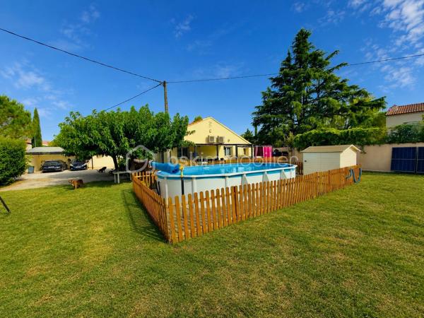 Et si votre prochaine maison vous permettait de conjuguer confort, économies et qualité de vie ?

Sur la commune de Sorgues, venez découvrir cette magnifique maison familiale d'environ 150 m² habitables, entièrement rénovée en 2019, où chaque espace a été pensé pour offrir confort, fonctionnalité et sérénité.

Dès l'entrée, vous serez immédiatement séduits par une vaste pièce de vie traversante, baignée de lumière, ouverte sur une superbe cuisine contemporaine entièrement équipée avec son îlot central. Un espace convivial de plus de 60 m², idéal pour partager des moments en famille ou entre amis.

L'espace nuit se compose de quatre belles chambres, dont une véritable suite parentale avec dressing et salle d'eau privative. Une seconde salle d'eau entièrement rénovée ainsi que deux WC viennent compléter l'ensemble afin d'assurer le confort de toute la famille.

Cette propriété se distingue par des équipements haut de gamme permettant de réduire considérablement les dépenses de fonctionnement.

☀️ Autonomie électrique en journée grâce à une installation photovoltaïque performante permettant également de bénéficier d'un contrat de revente du surplus de production à 0,14 €/kWh.

💧 Autonomie en eau grâce à un forage alimentant l'ensemble de la maison. L'eau est rendue potable grâce à un système complet comprenant trois niveaux de filtration associés à une lampe UV, garantissant une eau de qualité tout en limitant fortement les coûts.

❄️ Confort thermique optimal : chaque pièce de la maison dispose de sa propre unité intérieure de climatisation réversible, permettant un réglage indépendant de la température selon les besoins de chacun, été comme hiver.

Implantée sur un terrain clos et arboré de 1 200 m², cette maison offre de nombreux espaces dédiés à la détente.
Vous profiterez notamment :
_d'une vaste terrasse carrelée et couverte idéale pour les repas en famille ;
_d'un espace détente avec spa ;
_d'une grande piscine hors-sol installée sur terrasse bois, équipée comme une piscine enterrée grâce à sa bonde de fond, sans la fiscalité d'une piscine traditionnelle ;
d'un agréable jardin arboré offrant un cadre de vie paisible.

Côté pratique vous bénéficierez également :
_d'un car-port permettant le stationnement de deux véhicules ;
_d'une borne de recharge pour véhicule électrique ;
_de nombreux espaces de rangement ;
_d'une buanderie fonctionnelle.

Enfin, les combles, reposant sur un plancher béton, offrent un potentiel d'aménagement exceptionnel. Ils permettront facilement la création de plusieurs pièces supplémentaires selon vos envies : chambres, bureau, salle de jeux, salle de cinéma ou espace de télétravail.

Les + de cette maison
✅ Maison entièrement rénovée en 2019
✅ Environ 150 m² habitables
✅ Terrain clos de 1 200 m²
✅ Grande pièce de vie avec cuisine ouverte
✅ 4 chambres dont une suite parentale
✅ Deux salles d'eau
✅ Climatisation réversible avec une unité intérieure dans chaque pièce
✅ Panneaux photovoltaïques avec revente du surplus
✅ Maison autonome en eau grâce au forage et au système complet de potabilisation
✅ Terrasse couverte
✅ Spa
✅ Piscine
✅ Car-port avec borne de recharge pour véhicule électrique
✅ Combles aménageables avec plancher béton

Rare sur le secteur, cette propriété séduira les familles recherchant une maison clé en main, offrant de généreux volumes, des prestations de qualité, une excellente maîtrise des coûts énergétiques et un véritable potentiel d'évolution.
Une visite vous permettra de découvrir tout ce que cette maison a à offrir. N'attendez plus pour venir la découvrir !