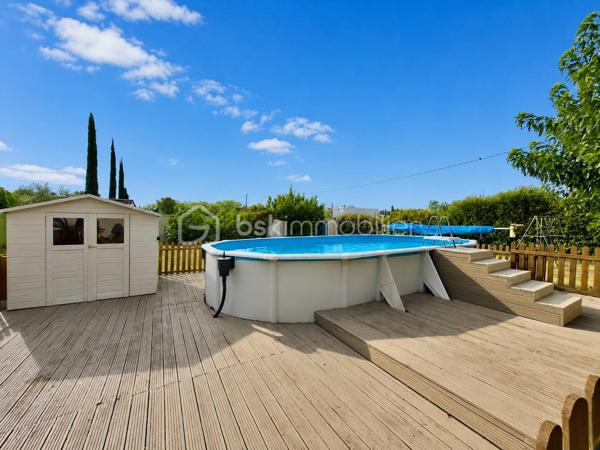 Et si votre prochaine maison vous permettait de conjuguer confort, économies et qualité de vie ?

Sur la commune de Sorgues, venez découvrir cette magnifique maison familiale d'environ 150 m² habitables, entièrement rénovée en 2019, où chaque espace a été pensé pour offrir confort, fonctionnalité et sérénité.

Dès l'entrée, vous serez immédiatement séduits par une vaste pièce de vie traversante, baignée de lumière, ouverte sur une superbe cuisine contemporaine entièrement équipée avec son îlot central. Un espace convivial de plus de 60 m², idéal pour partager des moments en famille ou entre amis.

L'espace nuit se compose de quatre belles chambres, dont une véritable suite parentale avec dressing et salle d'eau privative. Une seconde salle d'eau entièrement rénovée ainsi que deux WC viennent compléter l'ensemble afin d'assurer le confort de toute la famille.

Cette propriété se distingue par des équipements haut de gamme permettant de réduire considérablement les dépenses de fonctionnement.

☀️ Autonomie électrique en journée grâce à une installation photovoltaïque performante permettant également de bénéficier d'un contrat de revente du surplus de production à 0,14 €/kWh.

💧 Autonomie en eau grâce à un forage alimentant l'ensemble de la maison. L'eau est rendue potable grâce à un système complet comprenant trois niveaux de filtration associés à une lampe UV, garantissant une eau de qualité tout en limitant fortement les coûts.

❄️ Confort thermique optimal : chaque pièce de la maison dispose de sa propre unité intérieure de climatisation réversible, permettant un réglage indépendant de la température selon les besoins de chacun, été comme hiver.

Implantée sur un terrain clos et arboré de 1 200 m², cette maison offre de nombreux espaces dédiés à la détente.
Vous profiterez notamment :
_d'une vaste terrasse carrelée et couverte idéale pour les repas en famille ;
_d'un espace détente avec spa ;
_d'une grande piscine hors-sol installée sur terrasse bois, équipée comme une piscine enterrée grâce à sa bonde de fond, sans la fiscalité d'une piscine traditionnelle ;
d'un agréable jardin arboré offrant un cadre de vie paisible.

Côté pratique vous bénéficierez également :
_d'un car-port permettant le stationnement de deux véhicules ;
_d'une borne de recharge pour véhicule électrique ;
_de nombreux espaces de rangement ;
_d'une buanderie fonctionnelle.

Enfin, les combles, reposant sur un plancher béton, offrent un potentiel d'aménagement exceptionnel. Ils permettront facilement la création de plusieurs pièces supplémentaires selon vos envies : chambres, bureau, salle de jeux, salle de cinéma ou espace de télétravail.

Les + de cette maison
✅ Maison entièrement rénovée en 2019
✅ Environ 150 m² habitables
✅ Terrain clos de 1 200 m²
✅ Grande pièce de vie avec cuisine ouverte
✅ 4 chambres dont une suite parentale
✅ Deux salles d'eau
✅ Climatisation réversible avec une unité intérieure dans chaque pièce
✅ Panneaux photovoltaïques avec revente du surplus
✅ Maison autonome en eau grâce au forage et au système complet de potabilisation
✅ Terrasse couverte
✅ Spa
✅ Piscine
✅ Car-port avec borne de recharge pour véhicule électrique
✅ Combles aménageables avec plancher béton

Rare sur le secteur, cette propriété séduira les familles recherchant une maison clé en main, offrant de généreux volumes, des prestations de qualité, une excellente maîtrise des coûts énergétiques et un véritable potentiel d'évolution.
Une visite vous permettra de découvrir tout ce que cette maison a à offrir. N'attendez plus pour venir la découvrir !