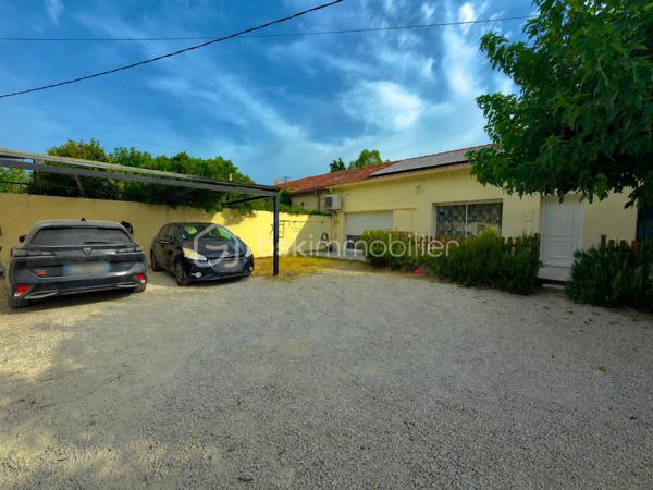Et si votre prochaine maison vous permettait de conjuguer confort, économies et qualité de vie ?

Sur la commune de Sorgues, venez découvrir cette magnifique maison familiale d'environ 150 m² habitables, entièrement rénovée en 2019, où chaque espace a été pensé pour offrir confort, fonctionnalité et sérénité.

Dès l'entrée, vous serez immédiatement séduits par une vaste pièce de vie traversante, baignée de lumière, ouverte sur une superbe cuisine contemporaine entièrement équipée avec son îlot central. Un espace convivial de plus de 60 m², idéal pour partager des moments en famille ou entre amis.

L'espace nuit se compose de quatre belles chambres, dont une véritable suite parentale avec dressing et salle d'eau privative. Une seconde salle d'eau entièrement rénovée ainsi que deux WC viennent compléter l'ensemble afin d'assurer le confort de toute la famille.

Cette propriété se distingue par des équipements haut de gamme permettant de réduire considérablement les dépenses de fonctionnement.

☀️ Autonomie électrique en journée grâce à une installation photovoltaïque performante permettant également de bénéficier d'un contrat de revente du surplus de production à 0,14 €/kWh.

💧 Autonomie en eau grâce à un forage alimentant l'ensemble de la maison. L'eau est rendue potable grâce à un système complet comprenant trois niveaux de filtration associés à une lampe UV, garantissant une eau de qualité tout en limitant fortement les coûts.

❄️ Confort thermique optimal : chaque pièce de la maison dispose de sa propre unité intérieure de climatisation réversible, permettant un réglage indépendant de la température selon les besoins de chacun, été comme hiver.

Implantée sur un terrain clos et arboré de 1 200 m², cette maison offre de nombreux espaces dédiés à la détente.
Vous profiterez notamment :
_d'une vaste terrasse carrelée et couverte idéale pour les repas en famille ;
_d'un espace détente avec spa ;
_d'une grande piscine hors-sol installée sur terrasse bois, équipée comme une piscine enterrée grâce à sa bonde de fond, sans la fiscalité d'une piscine traditionnelle ;
d'un agréable jardin arboré offrant un cadre de vie paisible.

Côté pratique vous bénéficierez également :
_d'un car-port permettant le stationnement de deux véhicules ;
_d'une borne de recharge pour véhicule électrique ;
_de nombreux espaces de rangement ;
_d'une buanderie fonctionnelle.

Enfin, les combles, reposant sur un plancher béton, offrent un potentiel d'aménagement exceptionnel. Ils permettront facilement la création de plusieurs pièces supplémentaires selon vos envies : chambres, bureau, salle de jeux, salle de cinéma ou espace de télétravail.

Les + de cette maison
✅ Maison entièrement rénovée en 2019
✅ Environ 150 m² habitables
✅ Terrain clos de 1 200 m²
✅ Grande pièce de vie avec cuisine ouverte
✅ 4 chambres dont une suite parentale
✅ Deux salles d'eau
✅ Climatisation réversible avec une unité intérieure dans chaque pièce
✅ Panneaux photovoltaïques avec revente du surplus
✅ Maison autonome en eau grâce au forage et au système complet de potabilisation
✅ Terrasse couverte
✅ Spa
✅ Piscine
✅ Car-port avec borne de recharge pour véhicule électrique
✅ Combles aménageables avec plancher béton

Rare sur le secteur, cette propriété séduira les familles recherchant une maison clé en main, offrant de généreux volumes, des prestations de qualité, une excellente maîtrise des coûts énergétiques et un véritable potentiel d'évolution.
Une visite vous permettra de découvrir tout ce que cette maison a à offrir. N'attendez plus pour venir la découvrir !