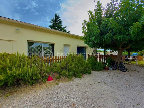 Et si votre prochaine maison vous permettait de conjuguer confort, économies et qualité de vie ?

Sur la commune de Sorgues, venez découvrir cette magnifique maison familiale d'environ 150 m² habitables, entièrement rénovée en 2019, où chaque espace a été pensé pour offrir confort, fonctionnalité et sérénité.

Dès l'entrée, vous serez immédiatement séduits par une vaste pièce de vie traversante, baignée de lumière, ouverte sur une superbe cuisine contemporaine entièrement équipée avec son îlot central. Un espace convivial de plus de 60 m², idéal pour partager des moments en famille ou entre amis.

L'espace nuit se compose de quatre belles chambres, dont une véritable suite parentale avec dressing et salle d'eau privative. Une seconde salle d'eau entièrement rénovée ainsi que deux WC viennent compléter l'ensemble afin d'assurer le confort de toute la famille.

Cette propriété se distingue par des équipements haut de gamme permettant de réduire considérablement les dépenses de fonctionnement.

☀️ Autonomie électrique en journée grâce à une installation photovoltaïque performante permettant également de bénéficier d'un contrat de revente du surplus de production à 0,14 €/kWh.

💧 Autonomie en eau grâce à un forage alimentant l'ensemble de la maison. L'eau est rendue potable grâce à un système complet comprenant trois niveaux de filtration associés à une lampe UV, garantissant une eau de qualité tout en limitant fortement les coûts.

❄️ Confort thermique optimal : chaque pièce de la maison dispose de sa propre unité intérieure de climatisation réversible, permettant un réglage indépendant de la température selon les besoins de chacun, été comme hiver.

Implantée sur un terrain clos et arboré de 1 200 m², cette maison offre de nombreux espaces dédiés à la détente.
Vous profiterez notamment :
_d'une vaste terrasse carrelée et couverte idéale pour les repas en famille ;
_d'un espace détente avec spa ;
_d'une grande piscine hors-sol installée sur terrasse bois, équipée comme une piscine enterrée grâce à sa bonde de fond, sans la fiscalité d'une piscine traditionnelle ;
d'un agréable jardin arboré offrant un cadre de vie paisible.

Côté pratique vous bénéficierez également :
_d'un car-port permettant le stationnement de deux véhicules ;
_d'une borne de recharge pour véhicule électrique ;
_de nombreux espaces de rangement ;
_d'une buanderie fonctionnelle.

Enfin, les combles, reposant sur un plancher béton, offrent un potentiel d'aménagement exceptionnel. Ils permettront facilement la création de plusieurs pièces supplémentaires selon vos envies : chambres, bureau, salle de jeux, salle de cinéma ou espace de télétravail.

Les + de cette maison
✅ Maison entièrement rénovée en 2019
✅ Environ 150 m² habitables
✅ Terrain clos de 1 200 m²
✅ Grande pièce de vie avec cuisine ouverte
✅ 4 chambres dont une suite parentale
✅ Deux salles d'eau
✅ Climatisation réversible avec une unité intérieure dans chaque pièce
✅ Panneaux photovoltaïques avec revente du surplus
✅ Maison autonome en eau grâce au forage et au système complet de potabilisation
✅ Terrasse couverte
✅ Spa
✅ Piscine
✅ Car-port avec borne de recharge pour véhicule électrique
✅ Combles aménageables avec plancher béton

Rare sur le secteur, cette propriété séduira les familles recherchant une maison clé en main, offrant de généreux volumes, des prestations de qualité, une excellente maîtrise des coûts énergétiques et un véritable potentiel d'évolution.
Une visite vous permettra de découvrir tout ce que cette maison a à offrir. N'attendez plus pour venir la découvrir !