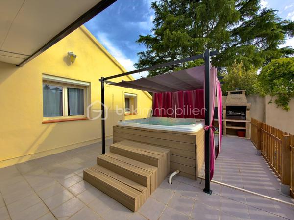 Et si votre prochaine maison vous permettait de conjuguer confort, économies et qualité de vie ?

Sur la commune de Sorgues, venez découvrir cette magnifique maison familiale d'environ 150 m² habitables, entièrement rénovée en 2019, où chaque espace a été pensé pour offrir confort, fonctionnalité et sérénité.

Dès l'entrée, vous serez immédiatement séduits par une vaste pièce de vie traversante, baignée de lumière, ouverte sur une superbe cuisine contemporaine entièrement équipée avec son îlot central. Un espace convivial de plus de 60 m², idéal pour partager des moments en famille ou entre amis.

L'espace nuit se compose de quatre belles chambres, dont une véritable suite parentale avec dressing et salle d'eau privative. Une seconde salle d'eau entièrement rénovée ainsi que deux WC viennent compléter l'ensemble afin d'assurer le confort de toute la famille.

Cette propriété se distingue par des équipements haut de gamme permettant de réduire considérablement les dépenses de fonctionnement.

☀️ Autonomie électrique en journée grâce à une installation photovoltaïque performante permettant également de bénéficier d'un contrat de revente du surplus de production à 0,14 €/kWh.

💧 Autonomie en eau grâce à un forage alimentant l'ensemble de la maison. L'eau est rendue potable grâce à un système complet comprenant trois niveaux de filtration associés à une lampe UV, garantissant une eau de qualité tout en limitant fortement les coûts.

❄️ Confort thermique optimal : chaque pièce de la maison dispose de sa propre unité intérieure de climatisation réversible, permettant un réglage indépendant de la température selon les besoins de chacun, été comme hiver.

Implantée sur un terrain clos et arboré de 1 200 m², cette maison offre de nombreux espaces dédiés à la détente.
Vous profiterez notamment :
_d'une vaste terrasse carrelée et couverte idéale pour les repas en famille ;
_d'un espace détente avec spa ;
_d'une grande piscine hors-sol installée sur terrasse bois, équipée comme une piscine enterrée grâce à sa bonde de fond, sans la fiscalité d'une piscine traditionnelle ;
d'un agréable jardin arboré offrant un cadre de vie paisible.

Côté pratique vous bénéficierez également :
_d'un car-port permettant le stationnement de deux véhicules ;
_d'une borne de recharge pour véhicule électrique ;
_de nombreux espaces de rangement ;
_d'une buanderie fonctionnelle.

Enfin, les combles, reposant sur un plancher béton, offrent un potentiel d'aménagement exceptionnel. Ils permettront facilement la création de plusieurs pièces supplémentaires selon vos envies : chambres, bureau, salle de jeux, salle de cinéma ou espace de télétravail.

Les + de cette maison
✅ Maison entièrement rénovée en 2019
✅ Environ 150 m² habitables
✅ Terrain clos de 1 200 m²
✅ Grande pièce de vie avec cuisine ouverte
✅ 4 chambres dont une suite parentale
✅ Deux salles d'eau
✅ Climatisation réversible avec une unité intérieure dans chaque pièce
✅ Panneaux photovoltaïques avec revente du surplus
✅ Maison autonome en eau grâce au forage et au système complet de potabilisation
✅ Terrasse couverte
✅ Spa
✅ Piscine
✅ Car-port avec borne de recharge pour véhicule électrique
✅ Combles aménageables avec plancher béton

Rare sur le secteur, cette propriété séduira les familles recherchant une maison clé en main, offrant de généreux volumes, des prestations de qualité, une excellente maîtrise des coûts énergétiques et un véritable potentiel d'évolution.
Une visite vous permettra de découvrir tout ce que cette maison a à offrir. N'attendez plus pour venir la découvrir !