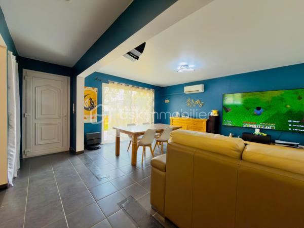 Et si votre prochaine maison vous permettait de conjuguer confort, économies et qualité de vie ?

Sur la commune de Sorgues, venez découvrir cette magnifique maison familiale d'environ 150 m² habitables, entièrement rénovée en 2019, où chaque espace a été pensé pour offrir confort, fonctionnalité et sérénité.

Dès l'entrée, vous serez immédiatement séduits par une vaste pièce de vie traversante, baignée de lumière, ouverte sur une superbe cuisine contemporaine entièrement équipée avec son îlot central. Un espace convivial de plus de 60 m², idéal pour partager des moments en famille ou entre amis.

L'espace nuit se compose de quatre belles chambres, dont une véritable suite parentale avec dressing et salle d'eau privative. Une seconde salle d'eau entièrement rénovée ainsi que deux WC viennent compléter l'ensemble afin d'assurer le confort de toute la famille.

Cette propriété se distingue par des équipements haut de gamme permettant de réduire considérablement les dépenses de fonctionnement.

☀️ Autonomie électrique en journée grâce à une installation photovoltaïque performante permettant également de bénéficier d'un contrat de revente du surplus de production à 0,14 €/kWh.

💧 Autonomie en eau grâce à un forage alimentant l'ensemble de la maison. L'eau est rendue potable grâce à un système complet comprenant trois niveaux de filtration associés à une lampe UV, garantissant une eau de qualité tout en limitant fortement les coûts.

❄️ Confort thermique optimal : chaque pièce de la maison dispose de sa propre unité intérieure de climatisation réversible, permettant un réglage indépendant de la température selon les besoins de chacun, été comme hiver.

Implantée sur un terrain clos et arboré de 1 200 m², cette maison offre de nombreux espaces dédiés à la détente.
Vous profiterez notamment :
_d'une vaste terrasse carrelée et couverte idéale pour les repas en famille ;
_d'un espace détente avec spa ;
_d'une grande piscine hors-sol installée sur terrasse bois, équipée comme une piscine enterrée grâce à sa bonde de fond, sans la fiscalité d'une piscine traditionnelle ;
d'un agréable jardin arboré offrant un cadre de vie paisible.

Côté pratique vous bénéficierez également :
_d'un car-port permettant le stationnement de deux véhicules ;
_d'une borne de recharge pour véhicule électrique ;
_de nombreux espaces de rangement ;
_d'une buanderie fonctionnelle.

Enfin, les combles, reposant sur un plancher béton, offrent un potentiel d'aménagement exceptionnel. Ils permettront facilement la création de plusieurs pièces supplémentaires selon vos envies : chambres, bureau, salle de jeux, salle de cinéma ou espace de télétravail.

Les + de cette maison
✅ Maison entièrement rénovée en 2019
✅ Environ 150 m² habitables
✅ Terrain clos de 1 200 m²
✅ Grande pièce de vie avec cuisine ouverte
✅ 4 chambres dont une suite parentale
✅ Deux salles d'eau
✅ Climatisation réversible avec une unité intérieure dans chaque pièce
✅ Panneaux photovoltaïques avec revente du surplus
✅ Maison autonome en eau grâce au forage et au système complet de potabilisation
✅ Terrasse couverte
✅ Spa
✅ Piscine
✅ Car-port avec borne de recharge pour véhicule électrique
✅ Combles aménageables avec plancher béton

Rare sur le secteur, cette propriété séduira les familles recherchant une maison clé en main, offrant de généreux volumes, des prestations de qualité, une excellente maîtrise des coûts énergétiques et un véritable potentiel d'évolution.
Une visite vous permettra de découvrir tout ce que cette maison a à offrir. N'attendez plus pour venir la découvrir !
