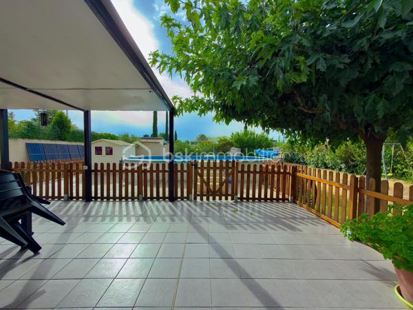 Et si votre prochaine maison vous permettait de conjuguer confort, économies et qualité de vie ?

Sur la commune de Sorgues, venez découvrir cette magnifique maison familiale d'environ 150 m² habitables, entièrement rénovée en 2019, où chaque espace a été pensé pour offrir confort, fonctionnalité et sérénité.

Dès l'entrée, vous serez immédiatement séduits par une vaste pièce de vie traversante, baignée de lumière, ouverte sur une superbe cuisine contemporaine entièrement équipée avec son îlot central. Un espace convivial de plus de 60 m², idéal pour partager des moments en famille ou entre amis.

L'espace nuit se compose de quatre belles chambres, dont une véritable suite parentale avec dressing et salle d'eau privative. Une seconde salle d'eau entièrement rénovée ainsi que deux WC viennent compléter l'ensemble afin d'assurer le confort de toute la famille.

Cette propriété se distingue par des équipements haut de gamme permettant de réduire considérablement les dépenses de fonctionnement.

☀️ Autonomie électrique en journée grâce à une installation photovoltaïque performante permettant également de bénéficier d'un contrat de revente du surplus de production à 0,14 €/kWh.

💧 Autonomie en eau grâce à un forage alimentant l'ensemble de la maison. L'eau est rendue potable grâce à un système complet comprenant trois niveaux de filtration associés à une lampe UV, garantissant une eau de qualité tout en limitant fortement les coûts.

❄️ Confort thermique optimal : chaque pièce de la maison dispose de sa propre unité intérieure de climatisation réversible, permettant un réglage indépendant de la température selon les besoins de chacun, été comme hiver.

Implantée sur un terrain clos et arboré de 1 200 m², cette maison offre de nombreux espaces dédiés à la détente.
Vous profiterez notamment :
_d'une vaste terrasse carrelée et couverte idéale pour les repas en famille ;
_d'un espace détente avec spa ;
_d'une grande piscine hors-sol installée sur terrasse bois, équipée comme une piscine enterrée grâce à sa bonde de fond, sans la fiscalité d'une piscine traditionnelle ;
d'un agréable jardin arboré offrant un cadre de vie paisible.

Côté pratique vous bénéficierez également :
_d'un car-port permettant le stationnement de deux véhicules ;
_d'une borne de recharge pour véhicule électrique ;
_de nombreux espaces de rangement ;
_d'une buanderie fonctionnelle.

Enfin, les combles, reposant sur un plancher béton, offrent un potentiel d'aménagement exceptionnel. Ils permettront facilement la création de plusieurs pièces supplémentaires selon vos envies : chambres, bureau, salle de jeux, salle de cinéma ou espace de télétravail.

Les + de cette maison
✅ Maison entièrement rénovée en 2019
✅ Environ 150 m² habitables
✅ Terrain clos de 1 200 m²
✅ Grande pièce de vie avec cuisine ouverte
✅ 4 chambres dont une suite parentale
✅ Deux salles d'eau
✅ Climatisation réversible avec une unité intérieure dans chaque pièce
✅ Panneaux photovoltaïques avec revente du surplus
✅ Maison autonome en eau grâce au forage et au système complet de potabilisation
✅ Terrasse couverte
✅ Spa
✅ Piscine
✅ Car-port avec borne de recharge pour véhicule électrique
✅ Combles aménageables avec plancher béton

Rare sur le secteur, cette propriété séduira les familles recherchant une maison clé en main, offrant de généreux volumes, des prestations de qualité, une excellente maîtrise des coûts énergétiques et un véritable potentiel d'évolution.
Une visite vous permettra de découvrir tout ce que cette maison a à offrir. N'attendez plus pour venir la découvrir !
