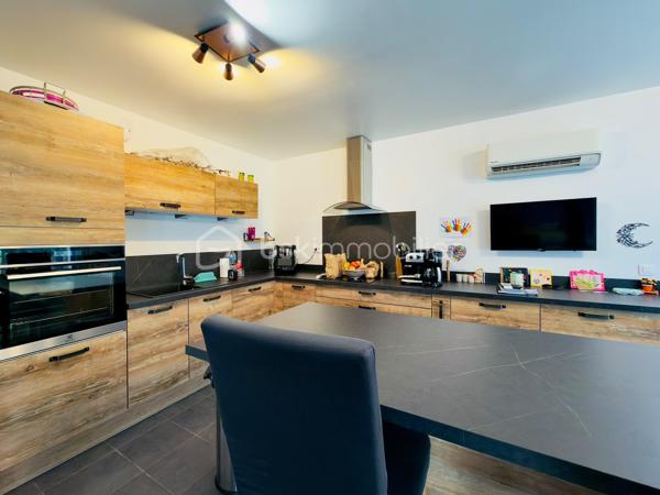 Et si votre prochaine maison vous permettait de conjuguer confort, économies et qualité de vie ?

Sur la commune de Sorgues, venez découvrir cette magnifique maison familiale d'environ 150 m² habitables, entièrement rénovée en 2019, où chaque espace a été pensé pour offrir confort, fonctionnalité et sérénité.

Dès l'entrée, vous serez immédiatement séduits par une vaste pièce de vie traversante, baignée de lumière, ouverte sur une superbe cuisine contemporaine entièrement équipée avec son îlot central. Un espace convivial de plus de 60 m², idéal pour partager des moments en famille ou entre amis.

L'espace nuit se compose de quatre belles chambres, dont une véritable suite parentale avec dressing et salle d'eau privative. Une seconde salle d'eau entièrement rénovée ainsi que deux WC viennent compléter l'ensemble afin d'assurer le confort de toute la famille.

Cette propriété se distingue par des équipements haut de gamme permettant de réduire considérablement les dépenses de fonctionnement.

☀️ Autonomie électrique en journée grâce à une installation photovoltaïque performante permettant également de bénéficier d'un contrat de revente du surplus de production à 0,14 €/kWh.

💧 Autonomie en eau grâce à un forage alimentant l'ensemble de la maison. L'eau est rendue potable grâce à un système complet comprenant trois niveaux de filtration associés à une lampe UV, garantissant une eau de qualité tout en limitant fortement les coûts.

❄️ Confort thermique optimal : chaque pièce de la maison dispose de sa propre unité intérieure de climatisation réversible, permettant un réglage indépendant de la température selon les besoins de chacun, été comme hiver.

Implantée sur un terrain clos et arboré de 1 200 m², cette maison offre de nombreux espaces dédiés à la détente.
Vous profiterez notamment :
_d'une vaste terrasse carrelée et couverte idéale pour les repas en famille ;
_d'un espace détente avec spa ;
_d'une grande piscine hors-sol installée sur terrasse bois, équipée comme une piscine enterrée grâce à sa bonde de fond, sans la fiscalité d'une piscine traditionnelle ;
d'un agréable jardin arboré offrant un cadre de vie paisible.

Côté pratique vous bénéficierez également :
_d'un car-port permettant le stationnement de deux véhicules ;
_d'une borne de recharge pour véhicule électrique ;
_de nombreux espaces de rangement ;
_d'une buanderie fonctionnelle.

Enfin, les combles, reposant sur un plancher béton, offrent un potentiel d'aménagement exceptionnel. Ils permettront facilement la création de plusieurs pièces supplémentaires selon vos envies : chambres, bureau, salle de jeux, salle de cinéma ou espace de télétravail.

Les + de cette maison
✅ Maison entièrement rénovée en 2019
✅ Environ 150 m² habitables
✅ Terrain clos de 1 200 m²
✅ Grande pièce de vie avec cuisine ouverte
✅ 4 chambres dont une suite parentale
✅ Deux salles d'eau
✅ Climatisation réversible avec une unité intérieure dans chaque pièce
✅ Panneaux photovoltaïques avec revente du surplus
✅ Maison autonome en eau grâce au forage et au système complet de potabilisation
✅ Terrasse couverte
✅ Spa
✅ Piscine
✅ Car-port avec borne de recharge pour véhicule électrique
✅ Combles aménageables avec plancher béton

Rare sur le secteur, cette propriété séduira les familles recherchant une maison clé en main, offrant de généreux volumes, des prestations de qualité, une excellente maîtrise des coûts énergétiques et un véritable potentiel d'évolution.
Une visite vous permettra de découvrir tout ce que cette maison a à offrir. N'attendez plus pour venir la découvrir !