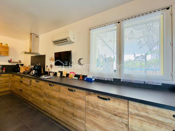 Et si votre prochaine maison vous permettait de conjuguer confort, économies et qualité de vie ?

Sur la commune de Sorgues, venez découvrir cette magnifique maison familiale d'environ 150 m² habitables, entièrement rénovée en 2019, où chaque espace a été pensé pour offrir confort, fonctionnalité et sérénité.

Dès l'entrée, vous serez immédiatement séduits par une vaste pièce de vie traversante, baignée de lumière, ouverte sur une superbe cuisine contemporaine entièrement équipée avec son îlot central. Un espace convivial de plus de 60 m², idéal pour partager des moments en famille ou entre amis.

L'espace nuit se compose de quatre belles chambres, dont une véritable suite parentale avec dressing et salle d'eau privative. Une seconde salle d'eau entièrement rénovée ainsi que deux WC viennent compléter l'ensemble afin d'assurer le confort de toute la famille.

Cette propriété se distingue par des équipements haut de gamme permettant de réduire considérablement les dépenses de fonctionnement.

☀️ Autonomie électrique en journée grâce à une installation photovoltaïque performante permettant également de bénéficier d'un contrat de revente du surplus de production à 0,14 €/kWh.

💧 Autonomie en eau grâce à un forage alimentant l'ensemble de la maison. L'eau est rendue potable grâce à un système complet comprenant trois niveaux de filtration associés à une lampe UV, garantissant une eau de qualité tout en limitant fortement les coûts.

❄️ Confort thermique optimal : chaque pièce de la maison dispose de sa propre unité intérieure de climatisation réversible, permettant un réglage indépendant de la température selon les besoins de chacun, été comme hiver.

Implantée sur un terrain clos et arboré de 1 200 m², cette maison offre de nombreux espaces dédiés à la détente.
Vous profiterez notamment :
_d'une vaste terrasse carrelée et couverte idéale pour les repas en famille ;
_d'un espace détente avec spa ;
_d'une grande piscine hors-sol installée sur terrasse bois, équipée comme une piscine enterrée grâce à sa bonde de fond, sans la fiscalité d'une piscine traditionnelle ;
d'un agréable jardin arboré offrant un cadre de vie paisible.

Côté pratique vous bénéficierez également :
_d'un car-port permettant le stationnement de deux véhicules ;
_d'une borne de recharge pour véhicule électrique ;
_de nombreux espaces de rangement ;
_d'une buanderie fonctionnelle.

Enfin, les combles, reposant sur un plancher béton, offrent un potentiel d'aménagement exceptionnel. Ils permettront facilement la création de plusieurs pièces supplémentaires selon vos envies : chambres, bureau, salle de jeux, salle de cinéma ou espace de télétravail.

Les + de cette maison
✅ Maison entièrement rénovée en 2019
✅ Environ 150 m² habitables
✅ Terrain clos de 1 200 m²
✅ Grande pièce de vie avec cuisine ouverte
✅ 4 chambres dont une suite parentale
✅ Deux salles d'eau
✅ Climatisation réversible avec une unité intérieure dans chaque pièce
✅ Panneaux photovoltaïques avec revente du surplus
✅ Maison autonome en eau grâce au forage et au système complet de potabilisation
✅ Terrasse couverte
✅ Spa
✅ Piscine
✅ Car-port avec borne de recharge pour véhicule électrique
✅ Combles aménageables avec plancher béton

Rare sur le secteur, cette propriété séduira les familles recherchant une maison clé en main, offrant de généreux volumes, des prestations de qualité, une excellente maîtrise des coûts énergétiques et un véritable potentiel d'évolution.
Une visite vous permettra de découvrir tout ce que cette maison a à offrir. N'attendez plus pour venir la découvrir !
