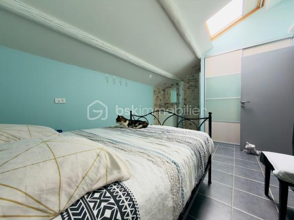 Et si votre prochaine maison vous permettait de conjuguer confort, économies et qualité de vie ?

Sur la commune de Sorgues, venez découvrir cette magnifique maison familiale d'environ 150 m² habitables, entièrement rénovée en 2019, où chaque espace a été pensé pour offrir confort, fonctionnalité et sérénité.

Dès l'entrée, vous serez immédiatement séduits par une vaste pièce de vie traversante, baignée de lumière, ouverte sur une superbe cuisine contemporaine entièrement équipée avec son îlot central. Un espace convivial de plus de 60 m², idéal pour partager des moments en famille ou entre amis.

L'espace nuit se compose de quatre belles chambres, dont une véritable suite parentale avec dressing et salle d'eau privative. Une seconde salle d'eau entièrement rénovée ainsi que deux WC viennent compléter l'ensemble afin d'assurer le confort de toute la famille.

Cette propriété se distingue par des équipements haut de gamme permettant de réduire considérablement les dépenses de fonctionnement.

☀️ Autonomie électrique en journée grâce à une installation photovoltaïque performante permettant également de bénéficier d'un contrat de revente du surplus de production à 0,14 €/kWh.

💧 Autonomie en eau grâce à un forage alimentant l'ensemble de la maison. L'eau est rendue potable grâce à un système complet comprenant trois niveaux de filtration associés à une lampe UV, garantissant une eau de qualité tout en limitant fortement les coûts.

❄️ Confort thermique optimal : chaque pièce de la maison dispose de sa propre unité intérieure de climatisation réversible, permettant un réglage indépendant de la température selon les besoins de chacun, été comme hiver.

Implantée sur un terrain clos et arboré de 1 200 m², cette maison offre de nombreux espaces dédiés à la détente.
Vous profiterez notamment :
_d'une vaste terrasse carrelée et couverte idéale pour les repas en famille ;
_d'un espace détente avec spa ;
_d'une grande piscine hors-sol installée sur terrasse bois, équipée comme une piscine enterrée grâce à sa bonde de fond, sans la fiscalité d'une piscine traditionnelle ;
d'un agréable jardin arboré offrant un cadre de vie paisible.

Côté pratique vous bénéficierez également :
_d'un car-port permettant le stationnement de deux véhicules ;
_d'une borne de recharge pour véhicule électrique ;
_de nombreux espaces de rangement ;
_d'une buanderie fonctionnelle.

Enfin, les combles, reposant sur un plancher béton, offrent un potentiel d'aménagement exceptionnel. Ils permettront facilement la création de plusieurs pièces supplémentaires selon vos envies : chambres, bureau, salle de jeux, salle de cinéma ou espace de télétravail.

Les + de cette maison
✅ Maison entièrement rénovée en 2019
✅ Environ 150 m² habitables
✅ Terrain clos de 1 200 m²
✅ Grande pièce de vie avec cuisine ouverte
✅ 4 chambres dont une suite parentale
✅ Deux salles d'eau
✅ Climatisation réversible avec une unité intérieure dans chaque pièce
✅ Panneaux photovoltaïques avec revente du surplus
✅ Maison autonome en eau grâce au forage et au système complet de potabilisation
✅ Terrasse couverte
✅ Spa
✅ Piscine
✅ Car-port avec borne de recharge pour véhicule électrique
✅ Combles aménageables avec plancher béton

Rare sur le secteur, cette propriété séduira les familles recherchant une maison clé en main, offrant de généreux volumes, des prestations de qualité, une excellente maîtrise des coûts énergétiques et un véritable potentiel d'évolution.
Une visite vous permettra de découvrir tout ce que cette maison a à offrir. N'attendez plus pour venir la découvrir !