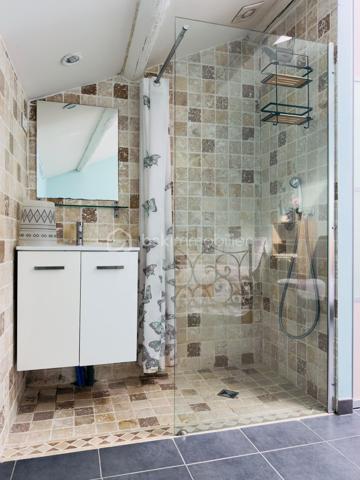 Et si votre prochaine maison vous permettait de conjuguer confort, économies et qualité de vie ?

Sur la commune de Sorgues, venez découvrir cette magnifique maison familiale d'environ 150 m² habitables, entièrement rénovée en 2019, où chaque espace a été pensé pour offrir confort, fonctionnalité et sérénité.

Dès l'entrée, vous serez immédiatement séduits par une vaste pièce de vie traversante, baignée de lumière, ouverte sur une superbe cuisine contemporaine entièrement équipée avec son îlot central. Un espace convivial de plus de 60 m², idéal pour partager des moments en famille ou entre amis.

L'espace nuit se compose de quatre belles chambres, dont une véritable suite parentale avec dressing et salle d'eau privative. Une seconde salle d'eau entièrement rénovée ainsi que deux WC viennent compléter l'ensemble afin d'assurer le confort de toute la famille.

Cette propriété se distingue par des équipements haut de gamme permettant de réduire considérablement les dépenses de fonctionnement.

☀️ Autonomie électrique en journée grâce à une installation photovoltaïque performante permettant également de bénéficier d'un contrat de revente du surplus de production à 0,14 €/kWh.

💧 Autonomie en eau grâce à un forage alimentant l'ensemble de la maison. L'eau est rendue potable grâce à un système complet comprenant trois niveaux de filtration associés à une lampe UV, garantissant une eau de qualité tout en limitant fortement les coûts.

❄️ Confort thermique optimal : chaque pièce de la maison dispose de sa propre unité intérieure de climatisation réversible, permettant un réglage indépendant de la température selon les besoins de chacun, été comme hiver.

Implantée sur un terrain clos et arboré de 1 200 m², cette maison offre de nombreux espaces dédiés à la détente.
Vous profiterez notamment :
_d'une vaste terrasse carrelée et couverte idéale pour les repas en famille ;
_d'un espace détente avec spa ;
_d'une grande piscine hors-sol installée sur terrasse bois, équipée comme une piscine enterrée grâce à sa bonde de fond, sans la fiscalité d'une piscine traditionnelle ;
d'un agréable jardin arboré offrant un cadre de vie paisible.

Côté pratique vous bénéficierez également :
_d'un car-port permettant le stationnement de deux véhicules ;
_d'une borne de recharge pour véhicule électrique ;
_de nombreux espaces de rangement ;
_d'une buanderie fonctionnelle.

Enfin, les combles, reposant sur un plancher béton, offrent un potentiel d'aménagement exceptionnel. Ils permettront facilement la création de plusieurs pièces supplémentaires selon vos envies : chambres, bureau, salle de jeux, salle de cinéma ou espace de télétravail.

Les + de cette maison
✅ Maison entièrement rénovée en 2019
✅ Environ 150 m² habitables
✅ Terrain clos de 1 200 m²
✅ Grande pièce de vie avec cuisine ouverte
✅ 4 chambres dont une suite parentale
✅ Deux salles d'eau
✅ Climatisation réversible avec une unité intérieure dans chaque pièce
✅ Panneaux photovoltaïques avec revente du surplus
✅ Maison autonome en eau grâce au forage et au système complet de potabilisation
✅ Terrasse couverte
✅ Spa
✅ Piscine
✅ Car-port avec borne de recharge pour véhicule électrique
✅ Combles aménageables avec plancher béton

Rare sur le secteur, cette propriété séduira les familles recherchant une maison clé en main, offrant de généreux volumes, des prestations de qualité, une excellente maîtrise des coûts énergétiques et un véritable potentiel d'évolution.
Une visite vous permettra de découvrir tout ce que cette maison a à offrir. N'attendez plus pour venir la découvrir !