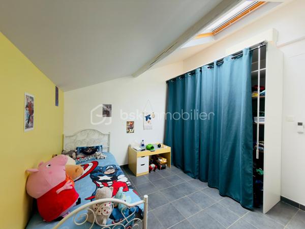 Et si votre prochaine maison vous permettait de conjuguer confort, économies et qualité de vie ?

Sur la commune de Sorgues, venez découvrir cette magnifique maison familiale d'environ 150 m² habitables, entièrement rénovée en 2019, où chaque espace a été pensé pour offrir confort, fonctionnalité et sérénité.

Dès l'entrée, vous serez immédiatement séduits par une vaste pièce de vie traversante, baignée de lumière, ouverte sur une superbe cuisine contemporaine entièrement équipée avec son îlot central. Un espace convivial de plus de 60 m², idéal pour partager des moments en famille ou entre amis.

L'espace nuit se compose de quatre belles chambres, dont une véritable suite parentale avec dressing et salle d'eau privative. Une seconde salle d'eau entièrement rénovée ainsi que deux WC viennent compléter l'ensemble afin d'assurer le confort de toute la famille.

Cette propriété se distingue par des équipements haut de gamme permettant de réduire considérablement les dépenses de fonctionnement.

☀️ Autonomie électrique en journée grâce à une installation photovoltaïque performante permettant également de bénéficier d'un contrat de revente du surplus de production à 0,14 €/kWh.

💧 Autonomie en eau grâce à un forage alimentant l'ensemble de la maison. L'eau est rendue potable grâce à un système complet comprenant trois niveaux de filtration associés à une lampe UV, garantissant une eau de qualité tout en limitant fortement les coûts.

❄️ Confort thermique optimal : chaque pièce de la maison dispose de sa propre unité intérieure de climatisation réversible, permettant un réglage indépendant de la température selon les besoins de chacun, été comme hiver.

Implantée sur un terrain clos et arboré de 1 200 m², cette maison offre de nombreux espaces dédiés à la détente.
Vous profiterez notamment :
_d'une vaste terrasse carrelée et couverte idéale pour les repas en famille ;
_d'un espace détente avec spa ;
_d'une grande piscine hors-sol installée sur terrasse bois, équipée comme une piscine enterrée grâce à sa bonde de fond, sans la fiscalité d'une piscine traditionnelle ;
d'un agréable jardin arboré offrant un cadre de vie paisible.

Côté pratique vous bénéficierez également :
_d'un car-port permettant le stationnement de deux véhicules ;
_d'une borne de recharge pour véhicule électrique ;
_de nombreux espaces de rangement ;
_d'une buanderie fonctionnelle.

Enfin, les combles, reposant sur un plancher béton, offrent un potentiel d'aménagement exceptionnel. Ils permettront facilement la création de plusieurs pièces supplémentaires selon vos envies : chambres, bureau, salle de jeux, salle de cinéma ou espace de télétravail.

Les + de cette maison
✅ Maison entièrement rénovée en 2019
✅ Environ 150 m² habitables
✅ Terrain clos de 1 200 m²
✅ Grande pièce de vie avec cuisine ouverte
✅ 4 chambres dont une suite parentale
✅ Deux salles d'eau
✅ Climatisation réversible avec une unité intérieure dans chaque pièce
✅ Panneaux photovoltaïques avec revente du surplus
✅ Maison autonome en eau grâce au forage et au système complet de potabilisation
✅ Terrasse couverte
✅ Spa
✅ Piscine
✅ Car-port avec borne de recharge pour véhicule électrique
✅ Combles aménageables avec plancher béton

Rare sur le secteur, cette propriété séduira les familles recherchant une maison clé en main, offrant de généreux volumes, des prestations de qualité, une excellente maîtrise des coûts énergétiques et un véritable potentiel d'évolution.
Une visite vous permettra de découvrir tout ce que cette maison a à offrir. N'attendez plus pour venir la découvrir !