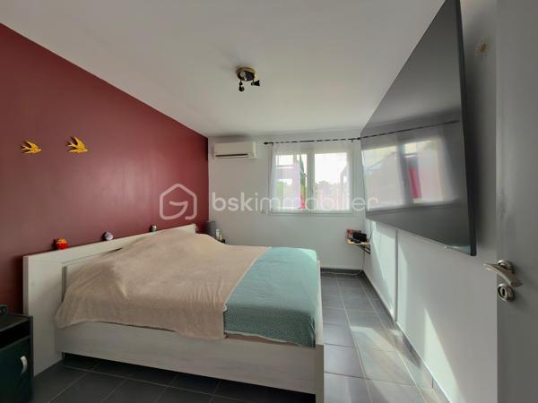 Et si votre prochaine maison vous permettait de conjuguer confort, économies et qualité de vie ?

Sur la commune de Sorgues, venez découvrir cette magnifique maison familiale d'environ 150 m² habitables, entièrement rénovée en 2019, où chaque espace a été pensé pour offrir confort, fonctionnalité et sérénité.

Dès l'entrée, vous serez immédiatement séduits par une vaste pièce de vie traversante, baignée de lumière, ouverte sur une superbe cuisine contemporaine entièrement équipée avec son îlot central. Un espace convivial de plus de 60 m², idéal pour partager des moments en famille ou entre amis.

L'espace nuit se compose de quatre belles chambres, dont une véritable suite parentale avec dressing et salle d'eau privative. Une seconde salle d'eau entièrement rénovée ainsi que deux WC viennent compléter l'ensemble afin d'assurer le confort de toute la famille.

Cette propriété se distingue par des équipements haut de gamme permettant de réduire considérablement les dépenses de fonctionnement.

☀️ Autonomie électrique en journée grâce à une installation photovoltaïque performante permettant également de bénéficier d'un contrat de revente du surplus de production à 0,14 €/kWh.

💧 Autonomie en eau grâce à un forage alimentant l'ensemble de la maison. L'eau est rendue potable grâce à un système complet comprenant trois niveaux de filtration associés à une lampe UV, garantissant une eau de qualité tout en limitant fortement les coûts.

❄️ Confort thermique optimal : chaque pièce de la maison dispose de sa propre unité intérieure de climatisation réversible, permettant un réglage indépendant de la température selon les besoins de chacun, été comme hiver.

Implantée sur un terrain clos et arboré de 1 200 m², cette maison offre de nombreux espaces dédiés à la détente.
Vous profiterez notamment :
_d'une vaste terrasse carrelée et couverte idéale pour les repas en famille ;
_d'un espace détente avec spa ;
_d'une grande piscine hors-sol installée sur terrasse bois, équipée comme une piscine enterrée grâce à sa bonde de fond, sans la fiscalité d'une piscine traditionnelle ;
d'un agréable jardin arboré offrant un cadre de vie paisible.

Côté pratique vous bénéficierez également :
_d'un car-port permettant le stationnement de deux véhicules ;
_d'une borne de recharge pour véhicule électrique ;
_de nombreux espaces de rangement ;
_d'une buanderie fonctionnelle.

Enfin, les combles, reposant sur un plancher béton, offrent un potentiel d'aménagement exceptionnel. Ils permettront facilement la création de plusieurs pièces supplémentaires selon vos envies : chambres, bureau, salle de jeux, salle de cinéma ou espace de télétravail.

Les + de cette maison
✅ Maison entièrement rénovée en 2019
✅ Environ 150 m² habitables
✅ Terrain clos de 1 200 m²
✅ Grande pièce de vie avec cuisine ouverte
✅ 4 chambres dont une suite parentale
✅ Deux salles d'eau
✅ Climatisation réversible avec une unité intérieure dans chaque pièce
✅ Panneaux photovoltaïques avec revente du surplus
✅ Maison autonome en eau grâce au forage et au système complet de potabilisation
✅ Terrasse couverte
✅ Spa
✅ Piscine
✅ Car-port avec borne de recharge pour véhicule électrique
✅ Combles aménageables avec plancher béton

Rare sur le secteur, cette propriété séduira les familles recherchant une maison clé en main, offrant de généreux volumes, des prestations de qualité, une excellente maîtrise des coûts énergétiques et un véritable potentiel d'évolution.
Une visite vous permettra de découvrir tout ce que cette maison a à offrir. N'attendez plus pour venir la découvrir !