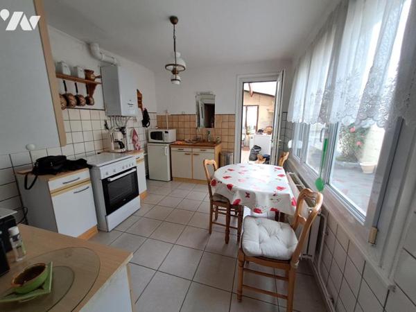 Maison mitoyenne avec  jardin et emplacement de stationnement