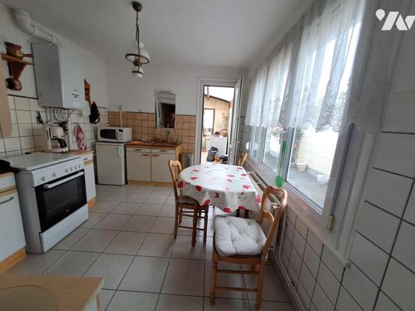 Maison mitoyenne avec  jardin et emplacement de stationnement