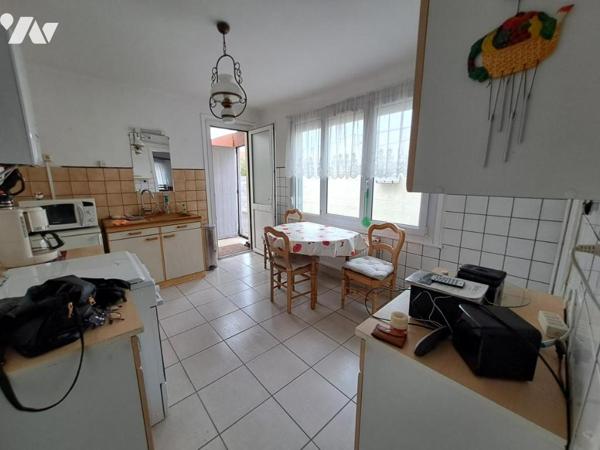 Maison mitoyenne avec  jardin et emplacement de stationnement