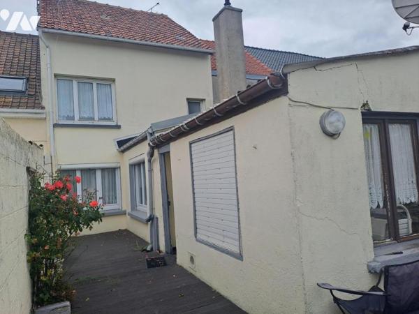 Maison mitoyenne avec  jardin et emplacement de stationnement