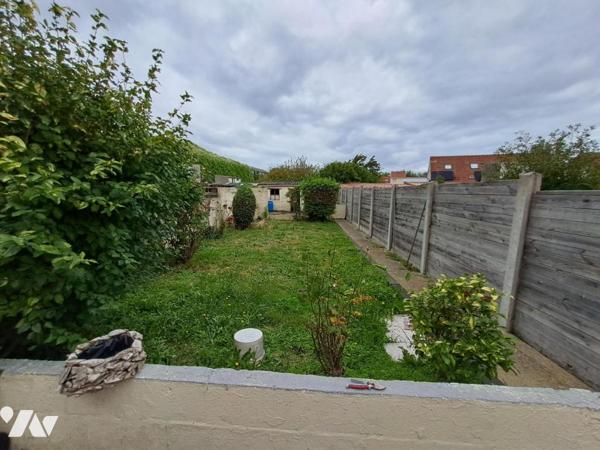 Maison mitoyenne avec  jardin et emplacement de stationnement