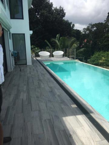 RARE VILLA DE STANDING AVEC PISCINE VUE DEGAGEE 1451 M2 DE TERRAIN