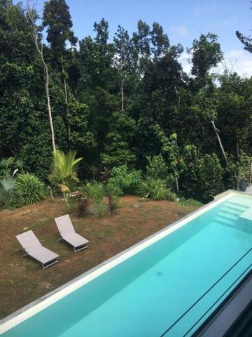 RARE VILLA DE STANDING AVEC PISCINE VUE DEGAGEE 1451 M2 DE TERRAIN