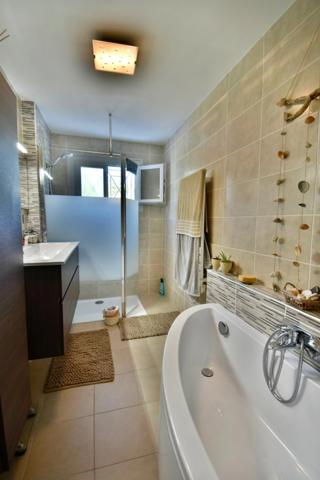 ENTRE LATRESNE ET CENAC - MAISON FAMILIALE - 5 CHAMBRES, PISCINE, JACUZZI SUR 2500M2