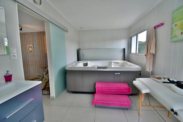 ENTRE LATRESNE ET CENAC - MAISON FAMILIALE - 5 CHAMBRES, PISCINE, JACUZZI SUR 2500M2