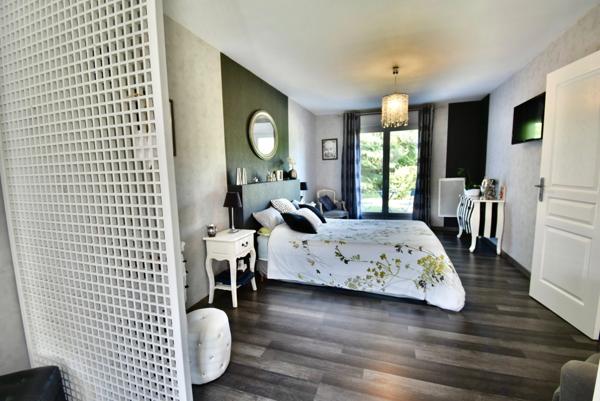 ENTRE LATRESNE ET CENAC - MAISON FAMILIALE - 5 CHAMBRES, PISCINE, JACUZZI SUR 2500M2