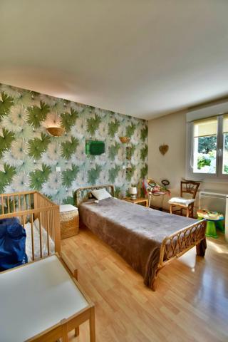 ENTRE LATRESNE ET CENAC - MAISON FAMILIALE - 5 CHAMBRES, PISCINE, JACUZZI SUR 2500M2