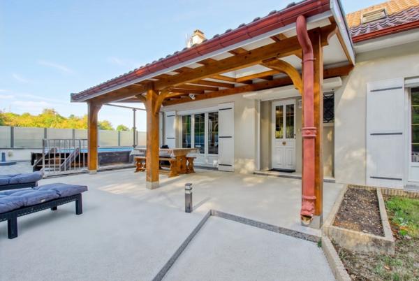 LIVERDUN – MAISON SEMI PLAIN-PIED - 168 M² – 4 CHAMBRES – PISCINE CHAUFFÉE – GARAGE DOUBLE