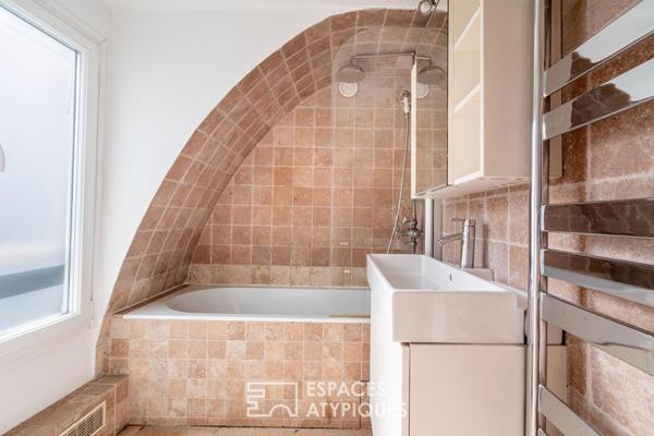 Appartement sous les toits de Paris avec vue sur la colonne de la Bastille